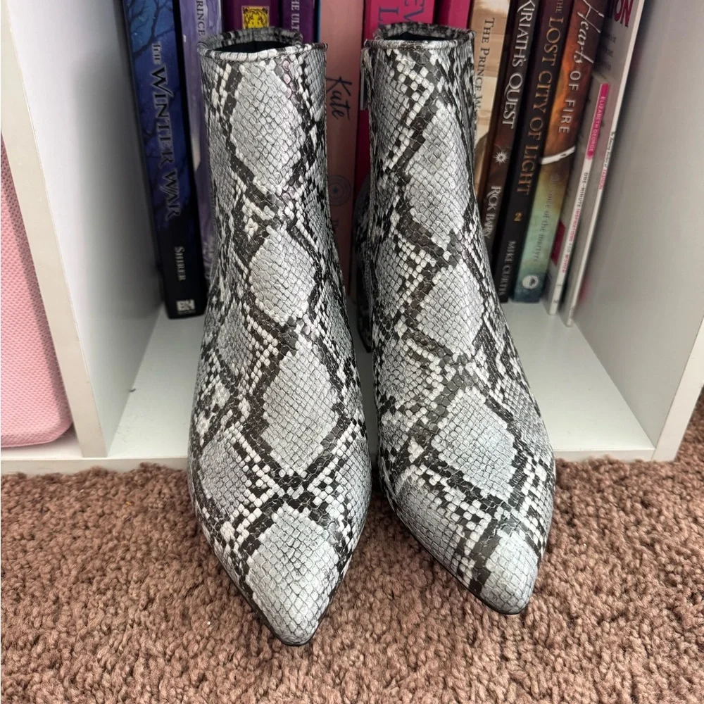 Steve Madden Banner Snakeskin Boots Booties Block Heel 2.5 Inches 8.5 NEW - Picture 3 of 10